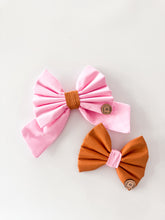 Load image into Gallery viewer, 'peach squeeze' sailor bow
