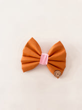 Load image into Gallery viewer, 'peach squeeze' bow
